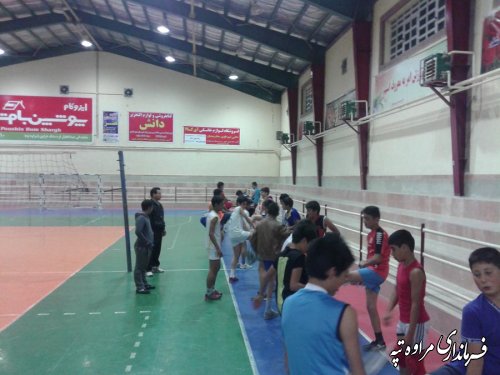 بازدید فرماندار از تمرینات والیبال نوجوانان شهرستان 