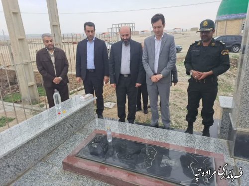 غبار روبی قبور شهدا توسط معاون سیاسی و امنیتی استاندار گلستان در جوار آرامگاه مختومقلی فراغی
