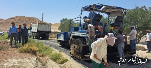 بازدید فرماندار شهرستان مراوه تپه از اجرای پروژه آسفالت معابر روستای فرق سر پایین